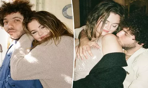 Selena Gomez ने बॉयफ्रेंड के सेक्सिएस्ट मैन अलाइव कंटेंडर खिताब का जश्न मनाया