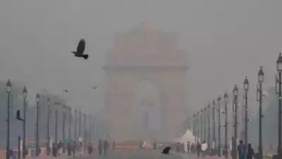 Delhi air pollution: एनसीआर में धुंध के कारण दृश्यता कम