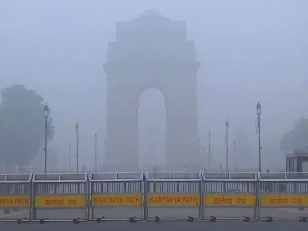 Delhi में दृश्यता कम होने और सांस लेने में तकलीफ़, AQI गिरकर 361 पर पहुंचा