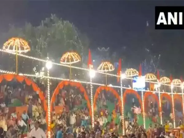 Varanasi: गंगा महोत्सव 2024 के लिए दशाश्वमेध घाट पर बड़ी संख्या में लोग जुटे