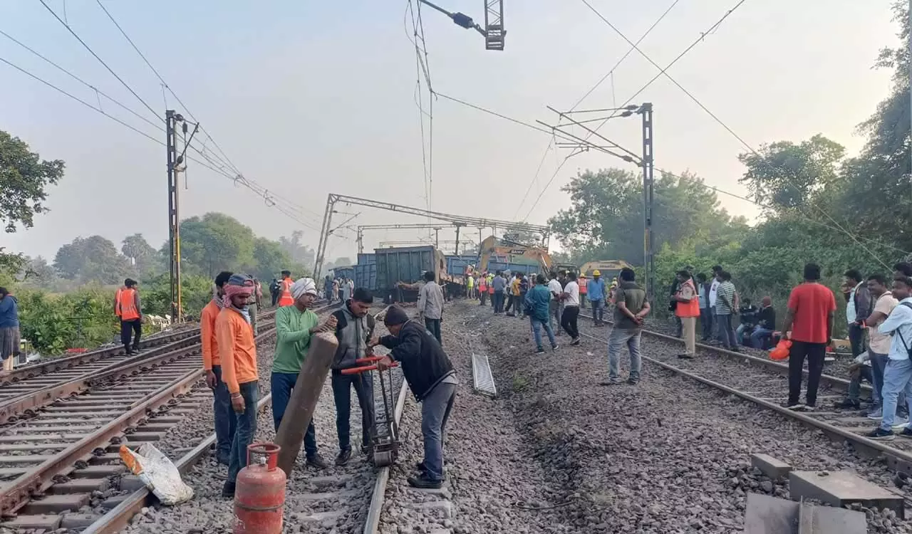 Peddapalli train derailment: रेल पटरी की मरम्मत का काम जारी