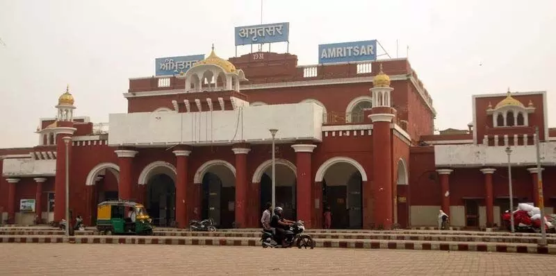 Amritsar रेलवे स्टेशन स्टाफ की कमी से जूझ रहा