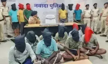 Nawada: थाना पुलिस ने ठगी कर रहे 16 साइबर अपराधी दबोचे