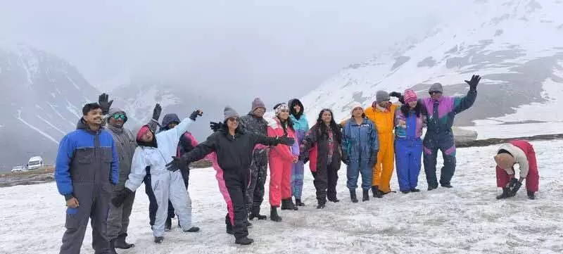 Rohtang दर्रे पर हल्की बर्फबारी, पर्यटक और हितधारक खुश