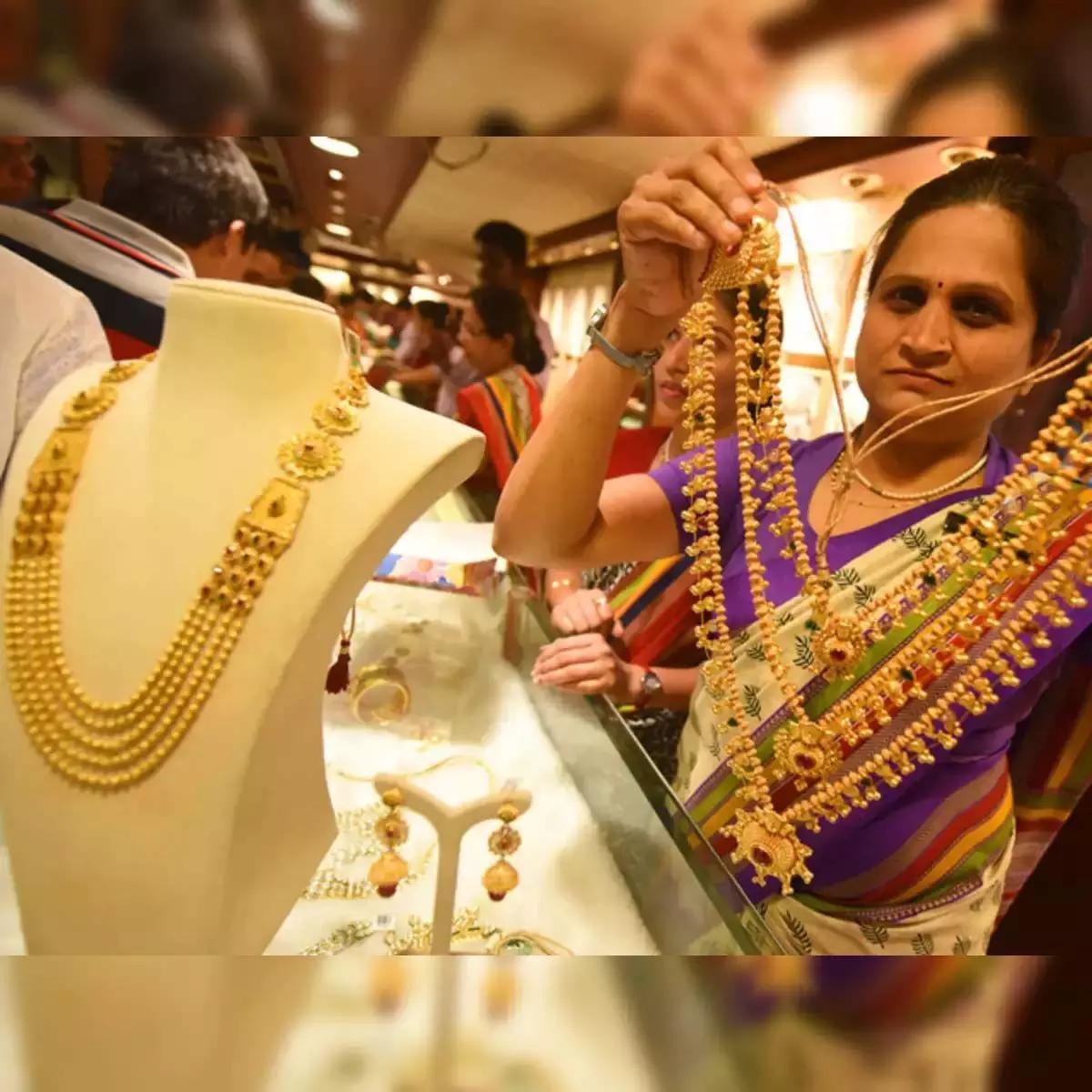 Kalyan Jewellers Q2 मुनाफे में 3.3% की गिरावट, राजस्व वृद्धि 37% बढ़ी