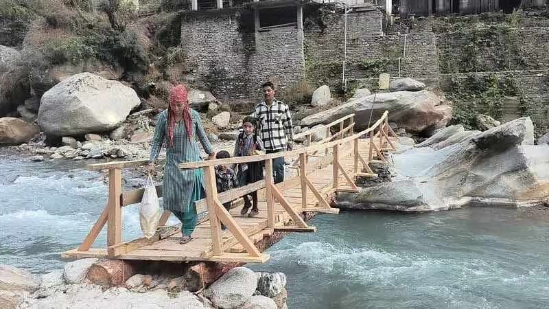 Kullu के ग्रामीणों ने अस्थायी फुटब्रिज का निर्माण किया