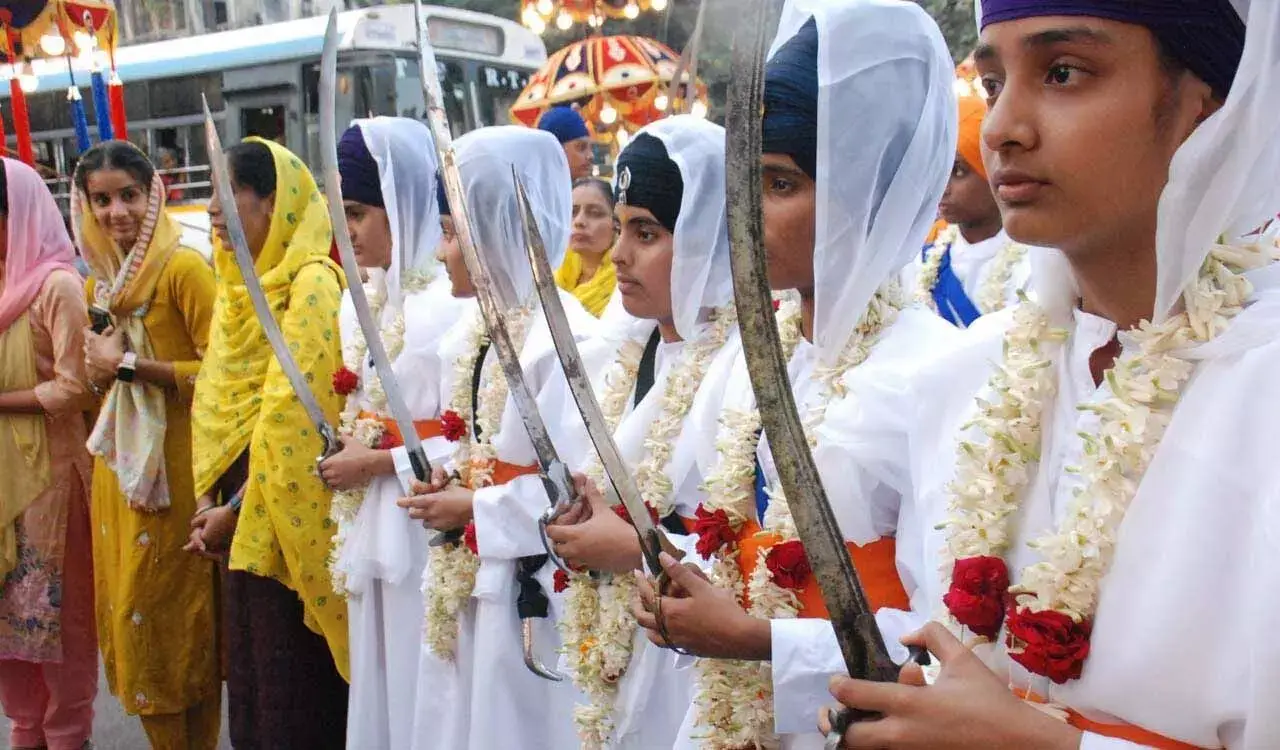 Gurdwara Guru Singh Sabha से रंगारंग नगर कीर्तन निकाला गया