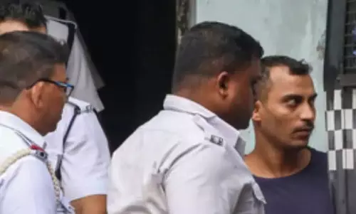RG Kar case: पुलिस ने आरोपी संजय रॉय को मीडिया से बातचीत करने से रोका RG Kar case: पुलिस ने आरोपी संजय रॉय को मीडिया से बातचीत करने से रोका