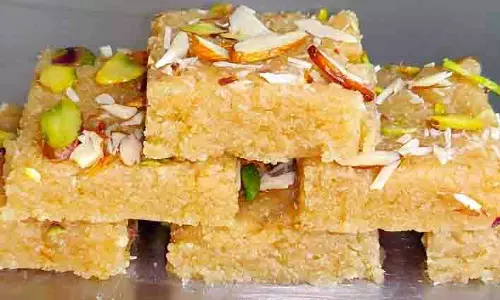 Recipe: इस बार खुशी के मौके पर  बनाएं  ब्रेड बर्फी
