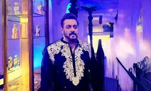 Hyderabad के फलकनुमा पैलेस में सलमान खान काले कुर्ते में दिखे Hyderabad के फलकनुमा पैलेस में सलमान खान काले कुर्ते में दिखे
