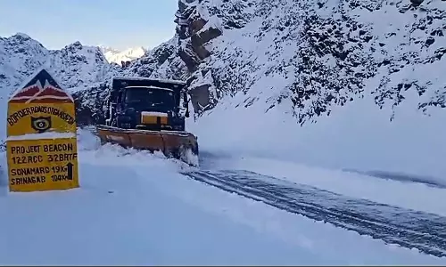 J&K: कश्मीर में मौसम की पहली बर्फबारी के बाद बीआरओ ने 20 वाहनों को बचाया