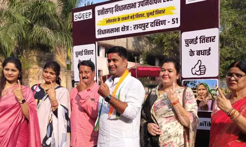कांग्रेस प्रत्याशी आकाश शर्मा ने डाला वोट