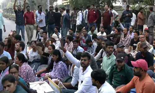 एक दिन, एक शिफ्ट में परीक्षा की मांग को लेकर UPPSC अभ्यर्थियों का विरोध प्रदर्शन तीसरे दिन भी जारी रहा