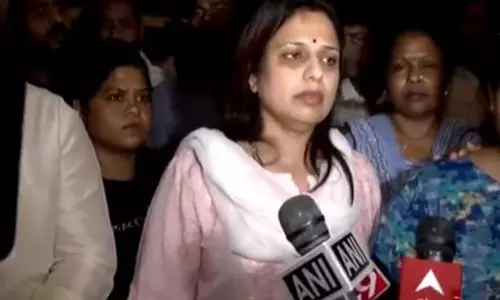 शिंदे गुट ने Maharashtra में यूबीटी सदस्यों द्वारा अपनी महिला कार्यकर्ताओं पर हमले का आरोप लगाया शिंदे गुट ने Maharashtra में यूबीटी सदस्यों द्वारा अपनी महिला कार्यकर्ताओं पर हमले का आरोप लगाया