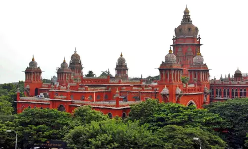 प्यार करने वाले युवक और युवती के बीच गले लगना और चूमना स्वभाविक सी बात...मिली राहत, जानें पूरा मामला