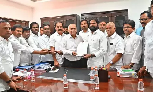 BRS leaders ने बीसी कोटा के लिए विशेष आयोग प्रमुख से मुलाकात की, ज्ञापन सौंपा BRS leaders ने बीसी कोटा के लिए विशेष आयोग प्रमुख से मुलाकात की, ज्ञापन सौंपा