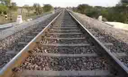 Rajasthan: रील बनाने के शौकीन युवक ने रेलवे ट्रैक पर चलाई कार Rajasthan: रील बनाने के शौकीन युवक ने रेलवे ट्रैक पर चलाई कार