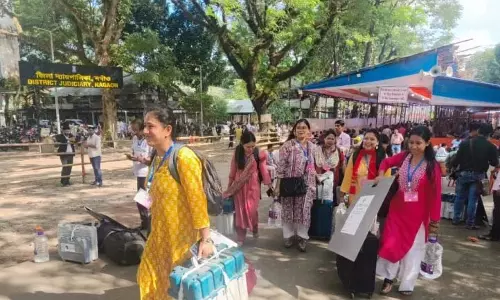 Assam: सामागुरी उपचुनाव के लिए मतदान अधिकारी तैयार Assam: सामागुरी उपचुनाव के लिए मतदान अधिकारी तैयार