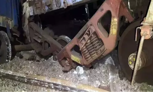 Peddapalli में मालगाड़ी पटरी से उतरी, 20 ट्रेनें रद्द, 10 का मार्ग बदला Peddapalli में मालगाड़ी पटरी से उतरी, 20 ट्रेनें रद्द, 10 का मार्ग बदला