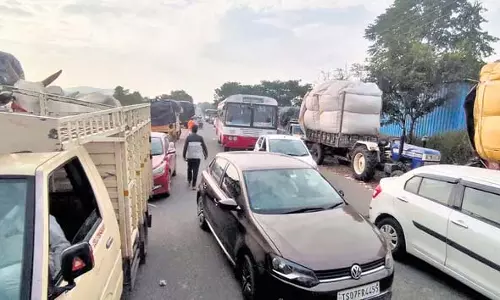 Nalgonda के किसानों ने बिना शर्त कपास खरीदने की मांग की Nalgonda के किसानों ने बिना शर्त कपास खरीदने की मांग की