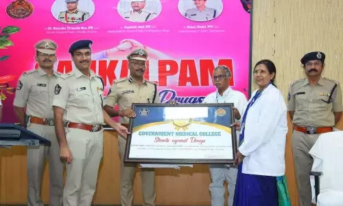 Andhra: पुलिस ने नशे के खिलाफ जागरूकता अभियान चलाया Andhra: पुलिस ने नशे के खिलाफ जागरूकता अभियान चलाया