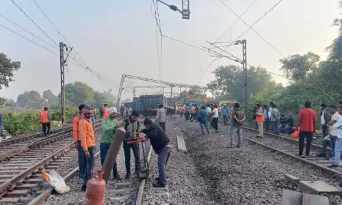 Peddapalli train derailment: रेल पटरी की मरम्मत का काम जारी Peddapalli train derailment: रेल पटरी की मरम्मत का काम जारी