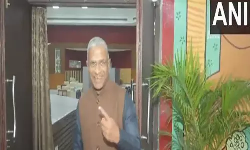 झारखंड विधानसभा चुनाव: राज्यसभा के उपसभापति हरिवंश ने Ranchi में वोट डाला झारखंड विधानसभा चुनाव: राज्यसभा के उपसभापति हरिवंश ने Ranchi में वोट डाला
