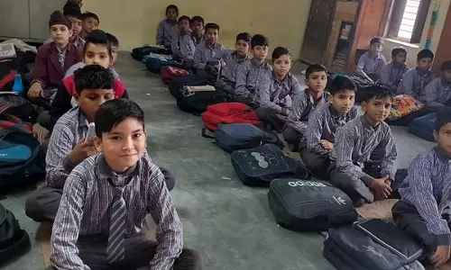 Haryana : फर्नीचर की कमी के कारण फतेहाबाद के स्कूल में छात्र ठंडे फर्श पर बैठने को मजबूर