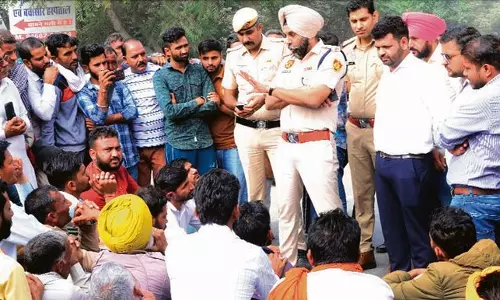 Haryana : गेहूं की बुआई के मौसम में डीएपी की कमी को लेकर सिरसा में किसानों का प्रदर्शन Haryana : गेहूं की बुआई के मौसम में डीएपी की कमी को लेकर सिरसा में किसानों का प्रदर्शन