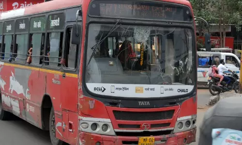 Gaya: निजी बस संचालक की मनमानी, यात्रियों को बीच रास्ते में ही उतारा Gaya: निजी बस संचालक की मनमानी, यात्रियों को बीच रास्ते में ही उतारा