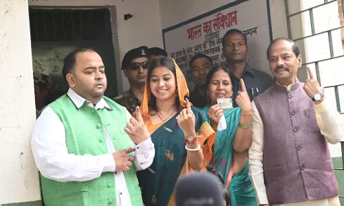 Jharkhand: झारखंड में दो राज्यों के राज्यपालों सहित कई हस्तियों ने डाले वोट, कहा- सभी मतदाता निभाएं अपना फर्ज