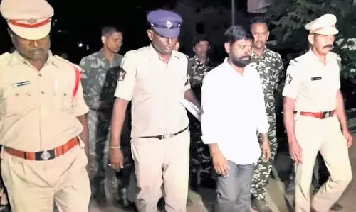 YSRC कार्यकर्ता वररा को 14 दिन की न्यायिक हिरासत में भेजा गया YSRC कार्यकर्ता वररा को 14 दिन की न्यायिक हिरासत में भेजा गया