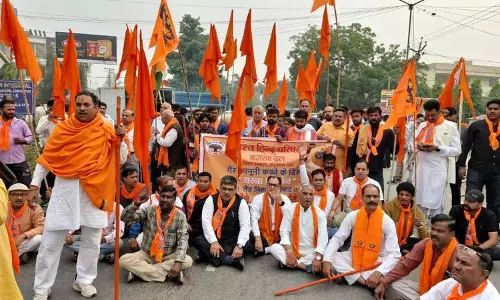 Haryana : मजार का एक हिस्सा सरकारी जमीन पर, विहिप और बजरंग दल कार्यकर्ताओं ने किया विरोध