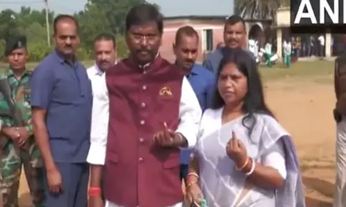 Jharkhand Assembly Election: पूर्व केंद्रीय मंत्री और उनकी पत्नी ने मतदान किया Jharkhand Assembly Election: पूर्व केंद्रीय मंत्री और उनकी पत्नी ने मतदान किया