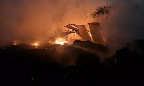 Noida: नोएडा की झुग्गी बस्ती में लगी भयंकर आग Noida: नोएडा की झुग्गी बस्ती में लगी भयंकर आग