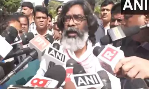 CM Soren और उनकी पत्नी कल्पना सोरेन ने रांची में वोट डाला CM Soren और उनकी पत्नी कल्पना सोरेन ने रांची में वोट डाला