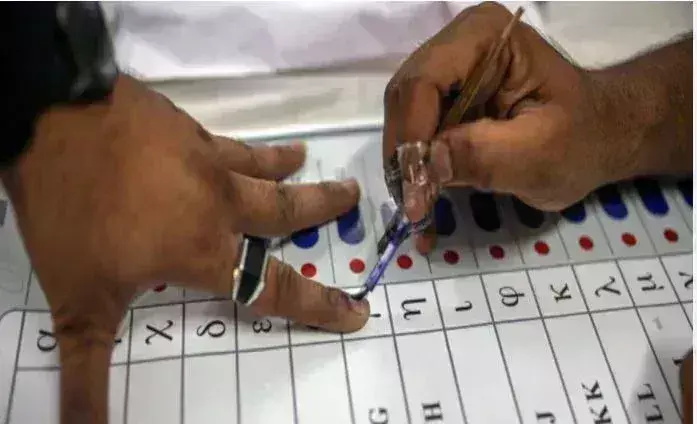 Ranchi के तमाड़ स्थित आरहंगा पोलिंग बूथ पर पहली बार हो रहा मतदान Ranchi के तमाड़ स्थित आरहंगा पोलिंग बूथ पर पहली बार हो रहा मतदान