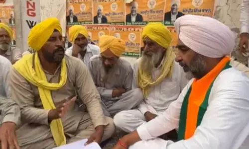 Manpreet ने अपने कार्यालय के बाहर प्रदर्शन कर रहे किसानों से मुलाकात की