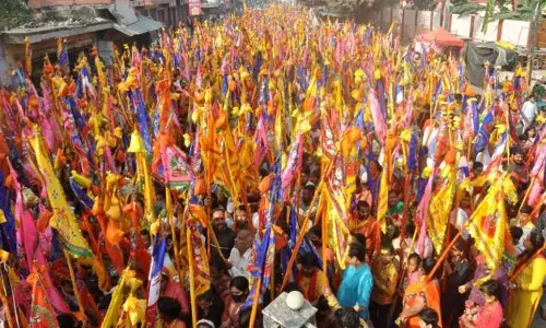 Muzaffarnaga: श्रद्धालुओं ने निकाली बाबा खाटू श्याम की निशान यात्रा