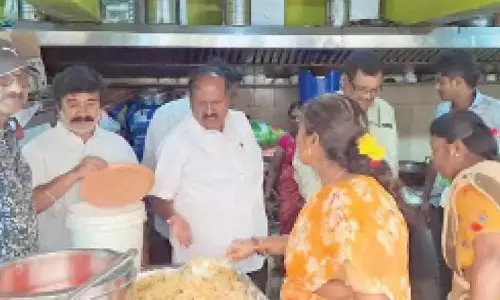 Tirupati: खाद्य सुरक्षा अधिकारियों ने शहर के होटलों का निरीक्षण किया Tirupati: खाद्य सुरक्षा अधिकारियों ने शहर के होटलों का निरीक्षण किया