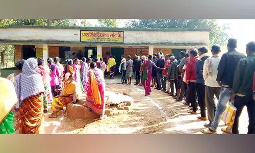 Jharkhand विधानसभा चुनाव: नक्सली खतरे को दरकिनार कर प्रभावित इलाकों में भारी संख्या में वोट डालने निकले मतदाता Jharkhand विधानसभा चुनाव: नक्सली खतरे को दरकिनार कर प्रभावित इलाकों में भारी संख्या में वोट डालने निकले मतदाता