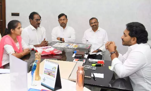 AP: जगन ने इंटुरी सुजाना को समर्थन का आश्वासन दिया AP: जगन ने इंटुरी सुजाना को समर्थन का आश्वासन दिया