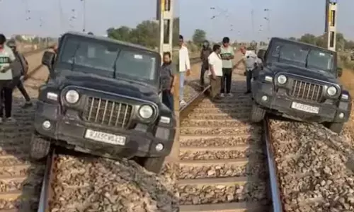 REELS! शौक तो ठीक मगर सनक मत पालिए, युवक ने रेलवे ट्रैक पर दौड़ाई थार, और फिर...