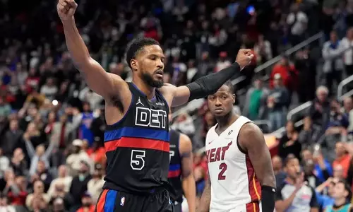 फैंटम टाइमआउट लेने के बाद डेट्रायट पिस्टन ने पहला NBA कप गेम जीता फैंटम टाइमआउट लेने के बाद डेट्रायट पिस्टन ने पहला NBA कप गेम जीता