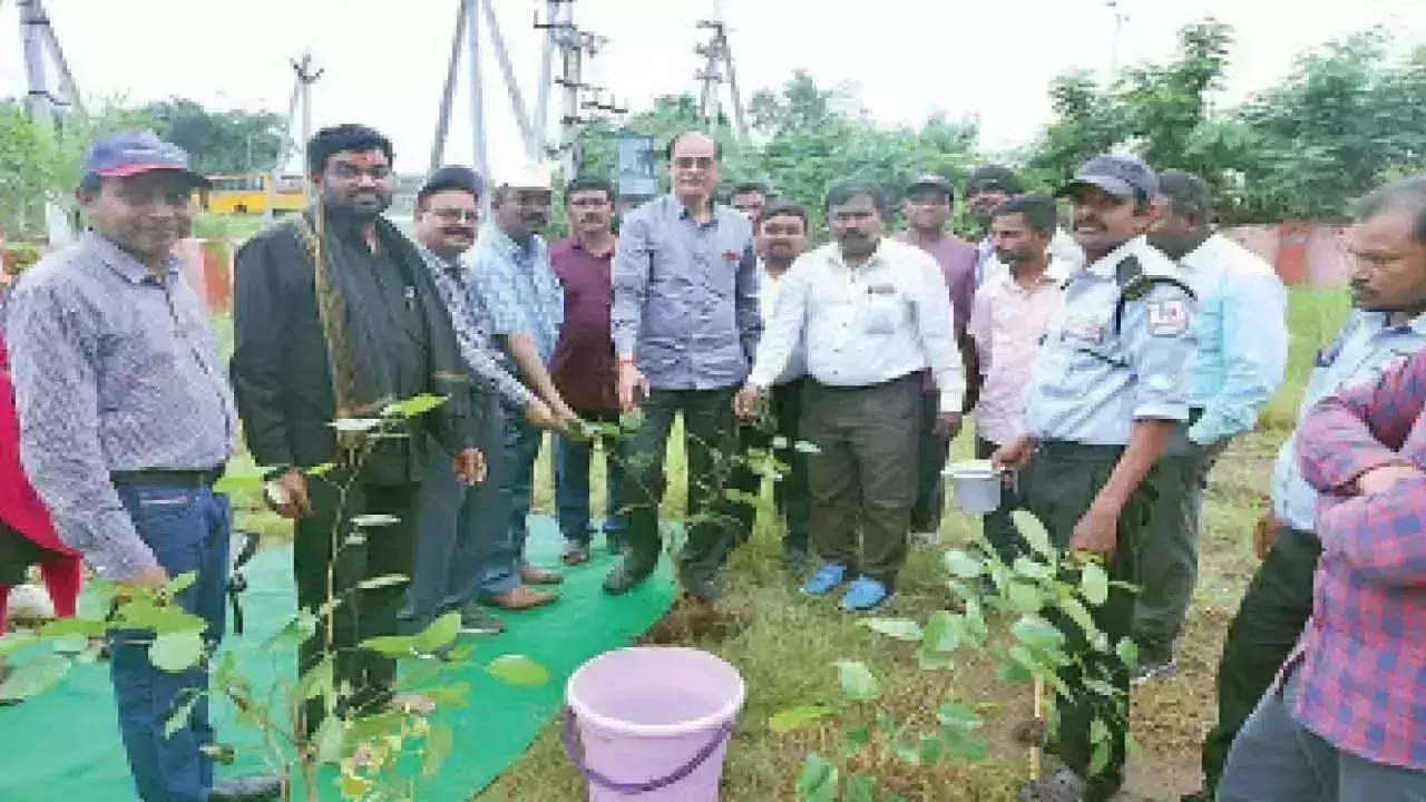 NSS सेवा मानसिकता और नेतृत्व गुणों को बढ़ावा देता है NSS सेवा मानसिकता और नेतृत्व गुणों को बढ़ावा देता है