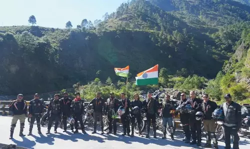 Arunachal में सेना द्वारा मोटरसाइकिल अभियान पूरा करने पर 1962 वालोंग के नायकों को श्रद्धांजलि दी गई Arunachal में सेना द्वारा मोटरसाइकिल अभियान पूरा करने पर 1962 वालोंग के नायकों को श्रद्धांजलि दी गई
