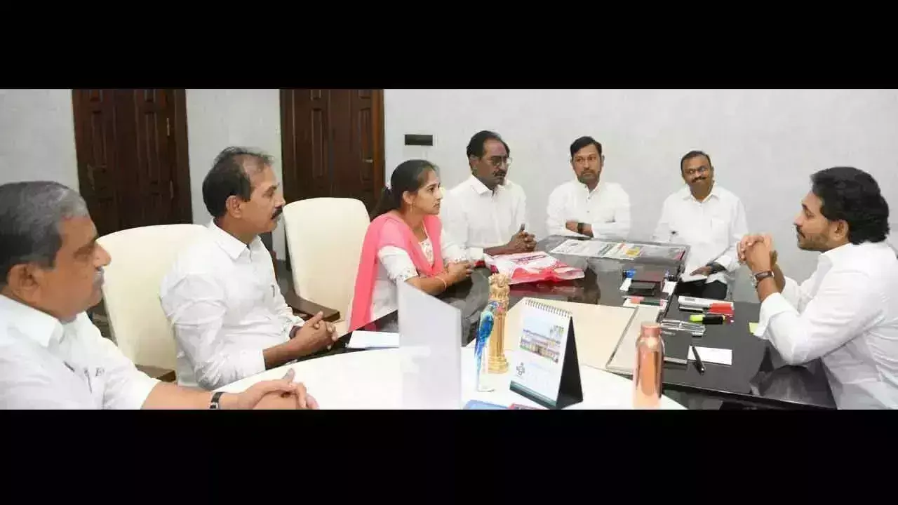 YSRCP ने अपने एसएम कार्यकर्ताओं के साथ खड़े रहने का आश्वासन दिया YSRCP ने अपने एसएम कार्यकर्ताओं के साथ खड़े रहने का आश्वासन दिया