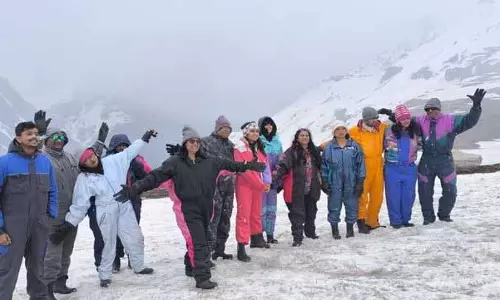 Rohtang दर्रे पर हल्की बर्फबारी, पर्यटक और हितधारक खुश Rohtang दर्रे पर हल्की बर्फबारी, पर्यटक और हितधारक खुश