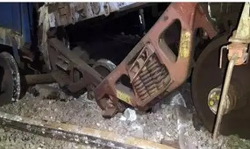 Telangana में मालगाड़ी पटरी से उतरी, रेल यातायात बाधित Telangana में मालगाड़ी पटरी से उतरी, रेल यातायात बाधित