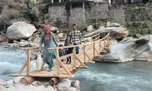 Kullu के ग्रामीणों ने अस्थायी फुटब्रिज का निर्माण किया